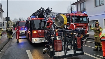 Feuerwehrautos und Feuerwehrleute auf einer Straße