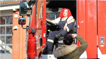 Die Feuerwehrfrauen der Gemeinde Beverstedt hatten die Idee, für mehr Frauen in Ortsfeuerwehren zu werben. Deshalb haben sie sich dazu entschlossen, einen Kalender zu gestalten. Eine von ihnen ist Janna. Sie posiert lässig in der Fahrerkabine des Einsatzfahrzeuges und hofft, dass sich mehr Frauen für die Feuerwehr entscheiden.