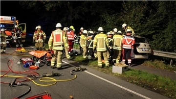 Die Feuerwehrleute mussten den Taxifahrer mit schwerem Gerät aus seinem Fahrzeug befreien. Er erlag seinen Verletzungen. Foto: Feuerwehr