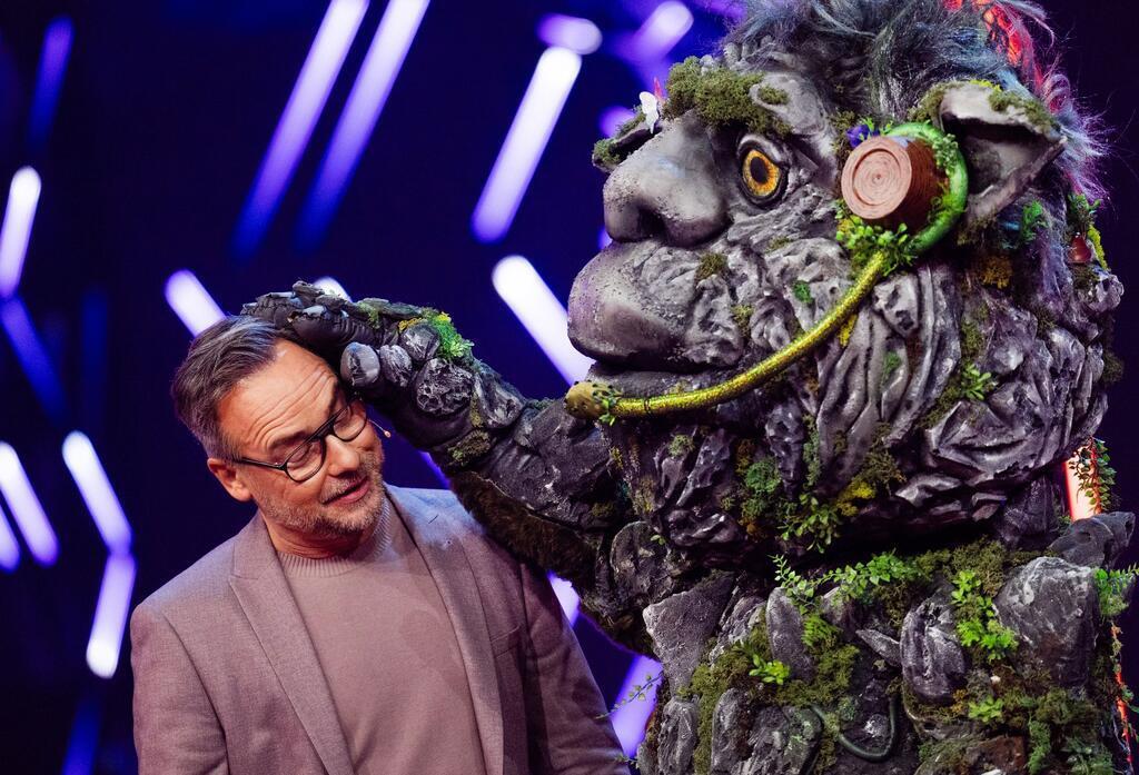 Die Figur „Der Troll“ herzt den  Moderator Matthias Opdenhövel.