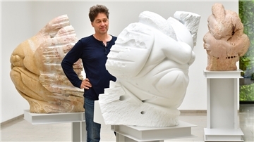 Die Figuren in der Sixtinischen Kapelle, die Michelangelo gemalt hat, faszinieren Dietrich Heller. Er hat sich von diesen Vorbildern inspirieren lassen. Fotos: Beckefeldt