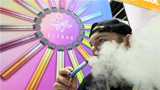 Bundesbürger geben mehr Geld für E-Zigaretten aus Die Firma Elfbar, die Einweg-E-Zigaretten im Sortiment hat, präsentiert Produkte bei der Intertabac 2023.
