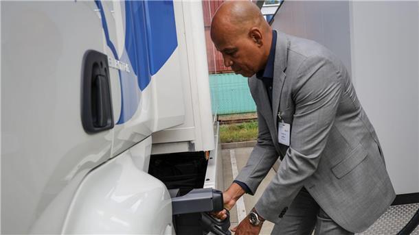 Die Firma Hellmann Logistik hat eine eigene Ladestation errichtet.