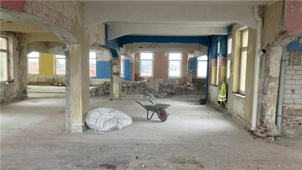 Packhalle X in Bremerhaven im Fischereihafen wird entkernt.