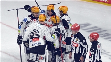 Die Fischtown Pinguin hatten beim letzten Spiel in Berlin Grund zum Feiern.