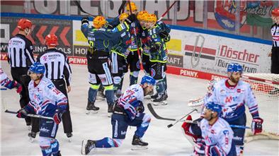 Die Fischtown Pinguins bejubeln das 2:0 durch Ross Mauermann.