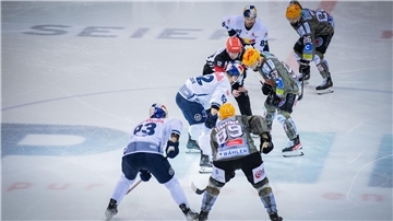 Die Fischtown Pinguins bereiten sich in der Schweiz auf die neue Eishockeysaison vor.