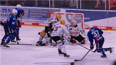 Die Fischtown Pinguins haben auch das dritte Duell in dieser Saison knapp gegen die Adler Mannheim verloren.