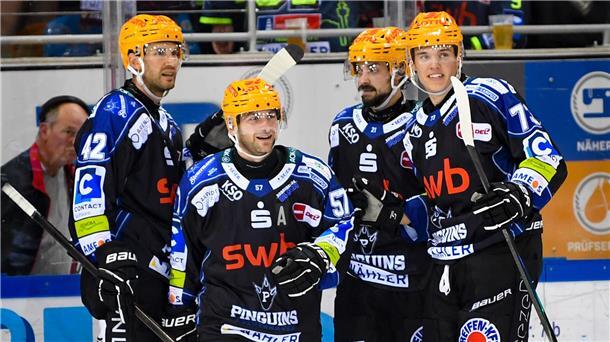 Eishockey-Spieler stehen nebeneinander und bejubeln einen Treffer. Die Fischtown Pinguins aus Bremerhaven.