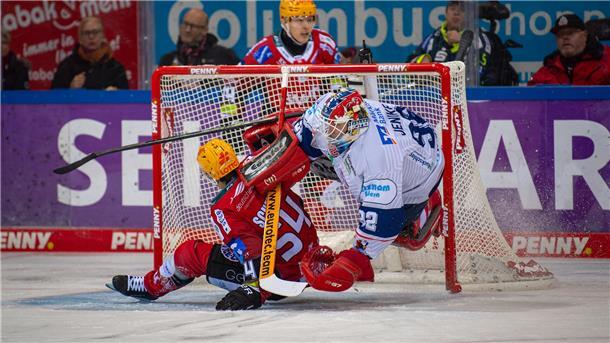 Eishockeyspieler im Zweikampf