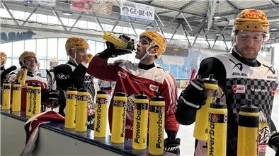 Die Fischtown Pinguins lassen sich den Spaß an ihrem Sport nicht nehmen und ziehen an einem Strang - auch in Bremen.