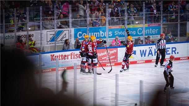 Jubelnde Eishockeyspieler der Fischtown Pinguins