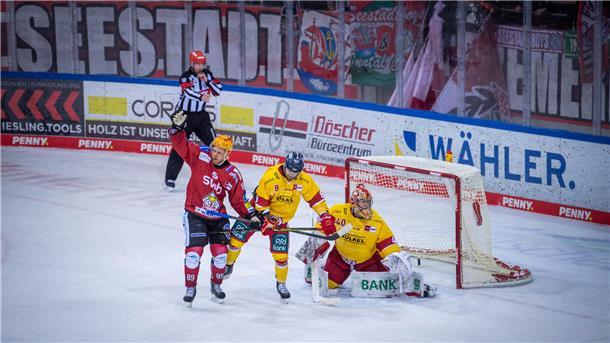 Spielszene zwischen den Fischtown Pinguins und der Düsseldorfer EG.