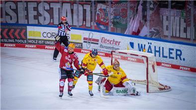Spielszene zwischen den Fischtown Pinguins und der Düsseldorfer EG.
