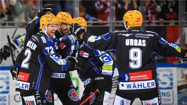 Eine Jubeltraube von Eishockeyspielern. Die Mannschaft der Fischtown Pinguins aus Bremerhaven bejubelt einen Treffer.