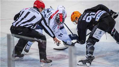 Die Fischtown Pinguins müssen weiter auf ihren Gegner im Playoff-Halbfinale der Deutschen Eishockey-Liga warten. 