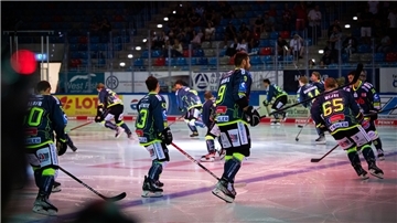 Spieler der Fischtown Pinguins auf dem Eis.