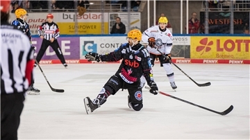 Eishockeyspieler Miha Verlic von den Fischtown Pinguins im Einsatz.