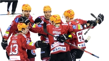 Mehrere Spieler der Pinguins freuen sich und fallen sich in die Arme.