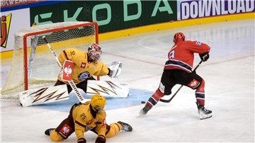 Die Fischtown Pinguins um Kapitän Jan Urbas (rechts) versuchten gegen Servette Genf alles, den 0:4-Rückstand aus dem Hinspiel aufzuholen.