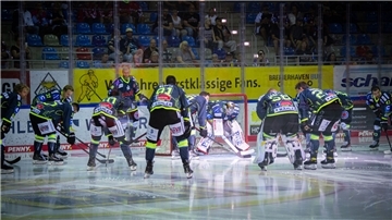 Die Fischtown Pinguins um Markus Vikingstad liefen gegen Wolfsburg in den neuen Trikots mit den neongelben Akzenten auf.