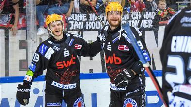 Die Fischtown Pinguins um Ziga Jeglic (li.) und Kapitän Jan Urbas sind mit einem 3:0-Sieg über den EHC Red Bull München ins Finale der Deutschen Eishockey-Meisterschaft eingezogen.