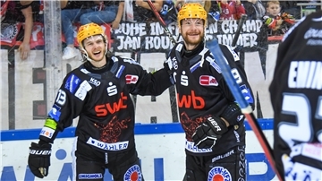 Die Fischtown Pinguins um Ziga Jeglic (li.) und Kapitän Jan Urbas sind mit einem 3:0-Sieg über den EHC Red Bull München ins Finale der Deutschen Eishockey-Meisterschaft eingezogen.