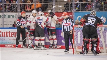 Die Fischtown Pinguins und die Nürnberg Ice Tigers lieferten sich eine torreiche Partie.