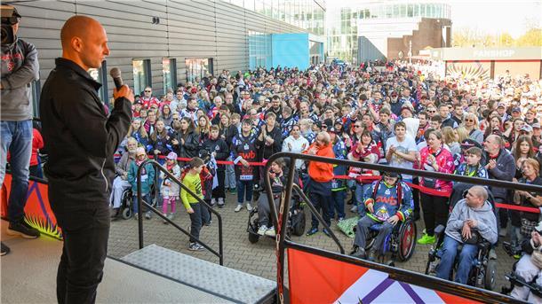 Die Fischtown Pinguins verabschieden sich vor und mit ihren Fans aus der Saison 2024/25 mit einer Party an der Eisarena. Angefeuert von DJ Björn Diederichsen geben die Fans alles.