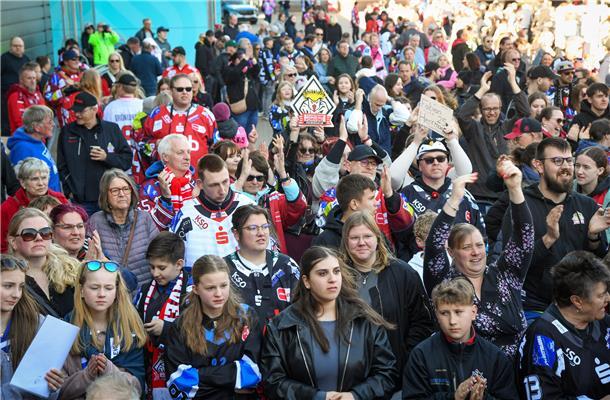 Die Fischtown Pinguins verabschieden sich vor und mit ihren Fans aus der Saison ...