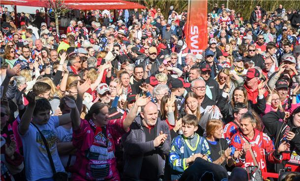 Die Fischtown Pinguins verabschieden sich vor und mit ihren Fans aus der Saison ...