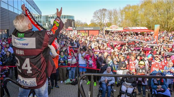 Die Fischtown Pinguins verabschieden sich vor und mit ihren Fans aus der Saison ...