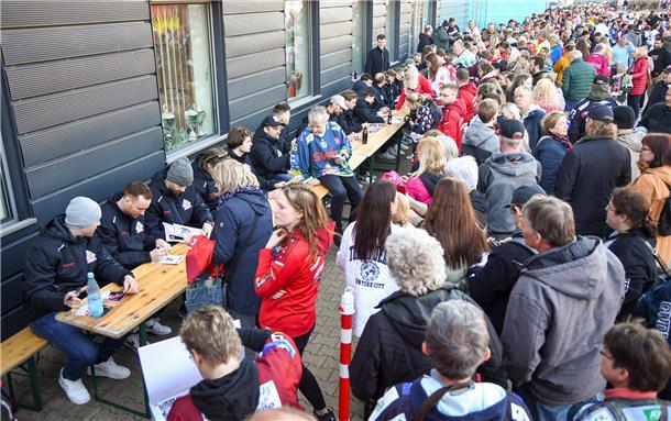 Die Fischtown Pinguins verabschieden sich vor und mit ihren Fans aus der Saison ...