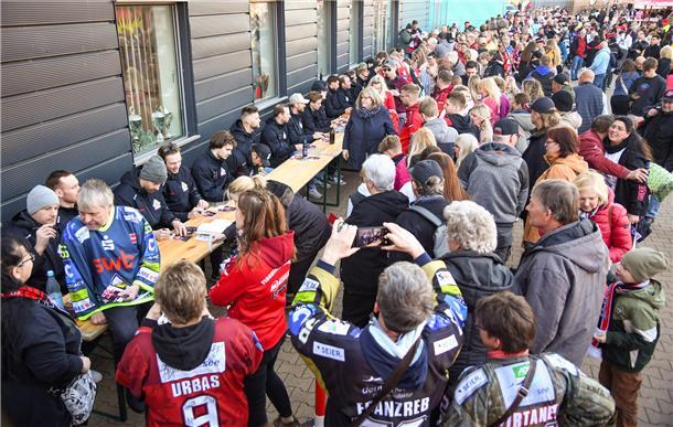 Die Fischtown Pinguins verabschieden sich vor und mit ihren Fans aus der Saison ...