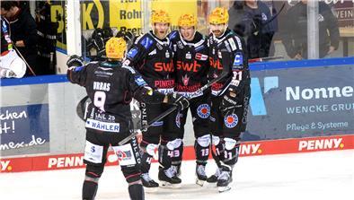 Die Fischtown Pinguins (von links: Jan Urbas, Nicholas Jensen, Ziga Jeglic und Miha Verlic) bejubelten gegen den EHC Red Bull München ihren elften Saisonsieg. Dabei zeigte sich die erste Sturmreihe treffsicher.