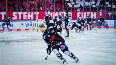 Die Fischtown Pinguins wollen gleich den ersten Matchpuck nutzen und mit den Fans im Rücken erstmals in DEL-Finale einziehen.