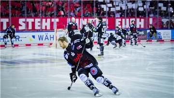Die Fischtown Pinguins wollen gleich den ersten Matchpuck nutzen und mit den Fans im Rücken erstmals in DEL-Finale einziehen.