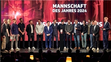 Die Fischtown Pinguins wurden wie im Vorjahr als „Mannschaft des Jahres“ ausgezeichnet. Eine große Bremerhavener Delegation nahm den Preis bei der Sportgala in Empfang