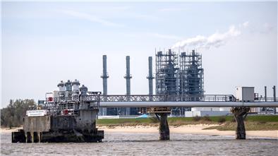 Die Fläche vor dem Industriepark Stade ist Teil der zukünftigen Hafenerweiterung für das geplante Import-Terminal für Flüssigerdgas.