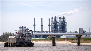 Die Fläche vor dem Industriepark Stade ist Teil der zukünftigen Hafenerweiterung für das geplante Import-Terminal für Flüssigerdgas.