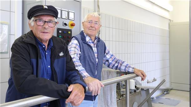 Die Flächen Butjadingens werden über zwei Sielbauwerke entwässert – eines am Eckwardersiel und eines am Fedderwardersiel. Hier sind Friedrich Helmers (links) und Fritz Heidemann seit vielen Jahren Sielwärter.