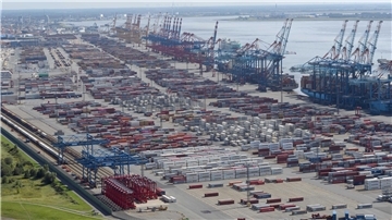 Blick aus der Vogelperspektive auf den Containerhafen.