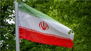 Die Flagge der Islamischen Republik Iran weht in Berlin: In dem Land kam es mutmaßlich zu einem Zwischenfall mit Sittenwächtern.