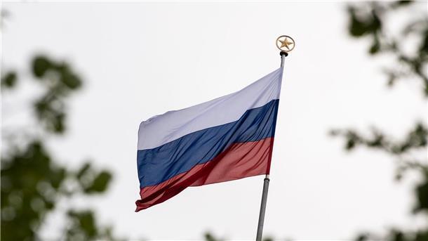 Die Flagge der Russischen Föderation auf einem Dach einer Botschaft (Symbolbild).