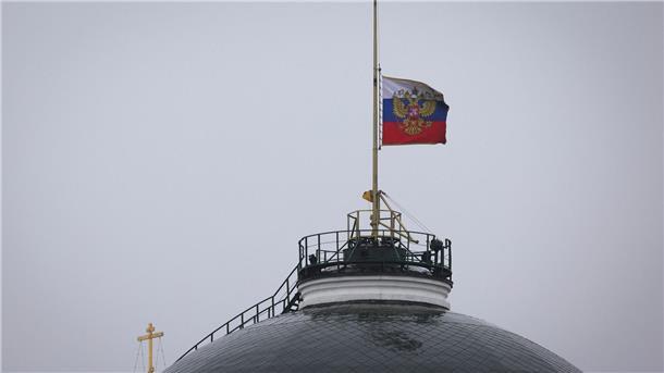 Spekulationen und Trauer nach Terroranschlag in Russland Die Flagge des russischen Präsidenten weht auf halbmast über dem Kreml. Nach einem der schwersten Terroranschläge in der russischen Geschichte begeht das Land einen nationalen Trauertag.