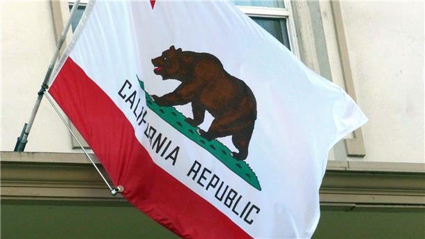 Familie in USA nach Entführung tot aufgefunden Die Flagge Kaliforniens: Im Merced County südöstlich von San Francisco wurden die Leichen dreier Erwachsener und eines Säuglings gefunden.