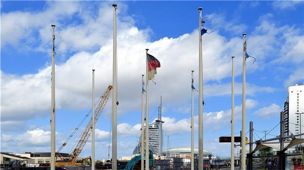 Die Flaggen an der Columbusstraße in Bremerhaven waren lange in desolatem Zustand, mittlerweile wurden sie vom Deutschen Schifffahrtsmuseum abgenommen. 