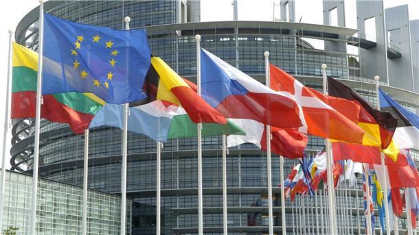 Neue EU-Sanktionen gegen Moskau in Kraft Die Flaggen der Mitgliedsländer der Europäischen Union vor dem Europa-Parlament in Straßburg.