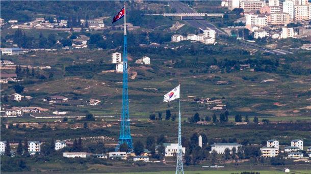 Die Flaggen von Nordkorea und Südkorea flattern im Wind, aufgenommen im Grenzgebiet zwischen den beiden Koreas in Paju.