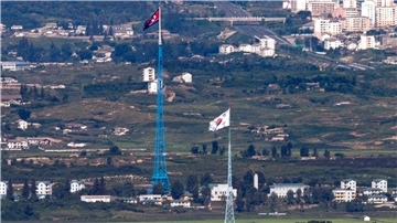 Die Flaggen von Nordkorea und Südkorea flattern im Wind, aufgenommen im Grenzgebiet zwischen den beiden Koreas in Paju.